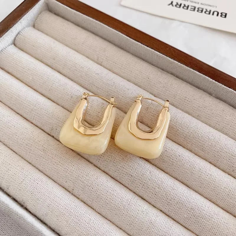 Chic Vintage U-Shaped Brown Resin Hoop Earrings for Women - Retro Gold Plated Fashion Jewelry Perfect for Any Occasion