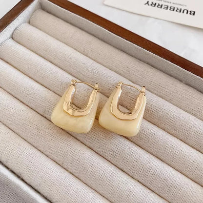 Chic Vintage U-Shaped Brown Resin Hoop Earrings for Women - Retro Gold Plated Fashion Jewelry Perfect for Any Occasion