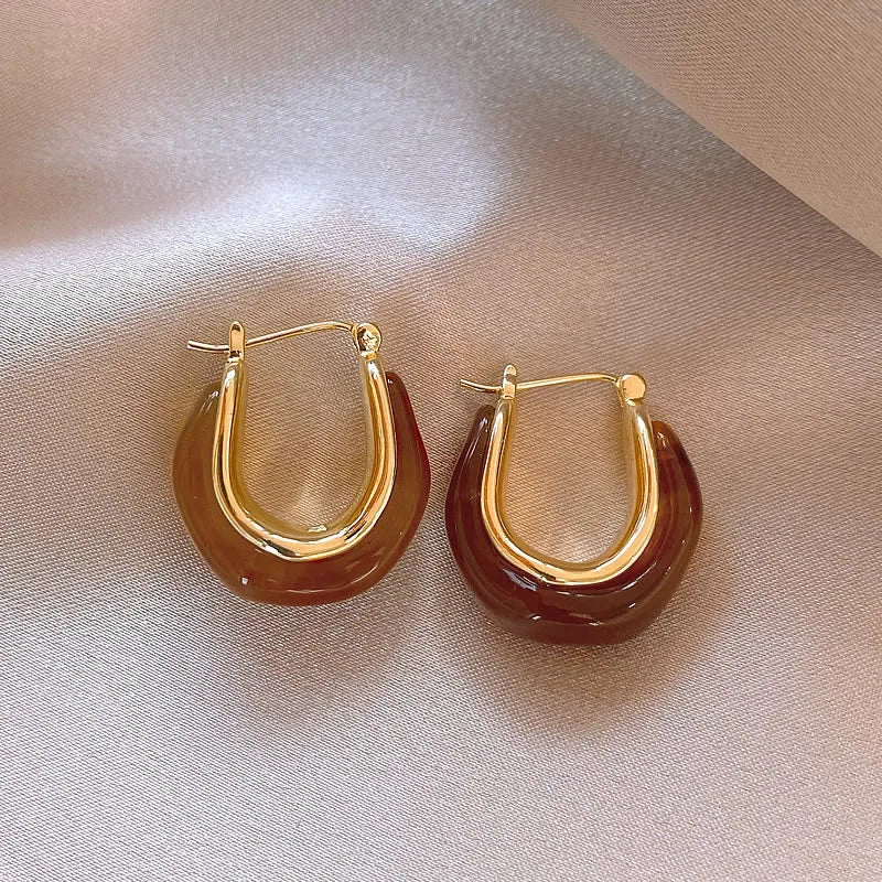 Chic Vintage U-Shaped Brown Resin Hoop Earrings for Women - Retro Gold Plated Fashion Jewelry Perfect for Any Occasion