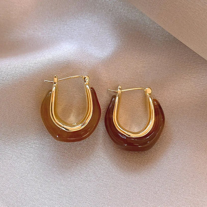 Chic Vintage U-Shaped Brown Resin Hoop Earrings for Women - Retro Gold Plated Fashion Jewelry Perfect for Any Occasion