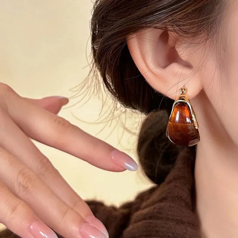 Chic Vintage U-Shaped Brown Resin Hoop Earrings for Women - Retro Gold Plated Fashion Jewelry Perfect for Any Occasion