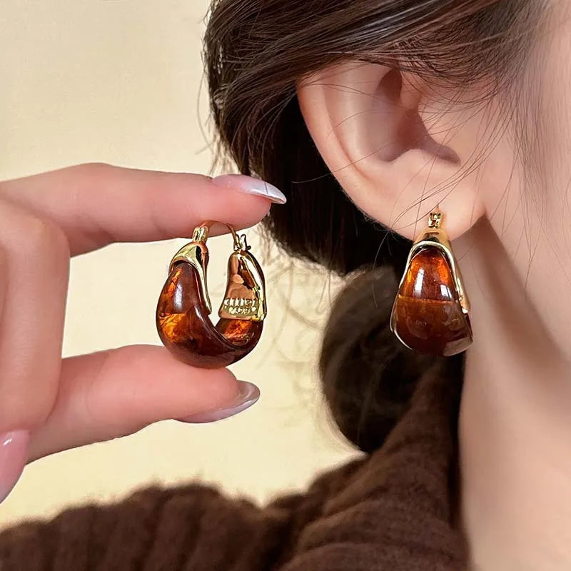 Chic Vintage U-Shaped Brown Resin Hoop Earrings for Women - Retro Gold Plated Fashion Jewelry Perfect for Any Occasion