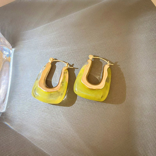 Chic Vintage U-Shaped Brown Resin Hoop Earrings for Women - Retro Gold Plated Fashion Jewelry Perfect for Any Occasion