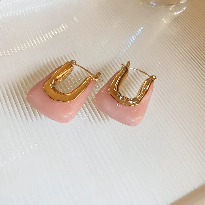 Chic Vintage U-Shaped Brown Resin Hoop Earrings for Women - Retro Gold Plated Fashion Jewelry Perfect for Any Occasion