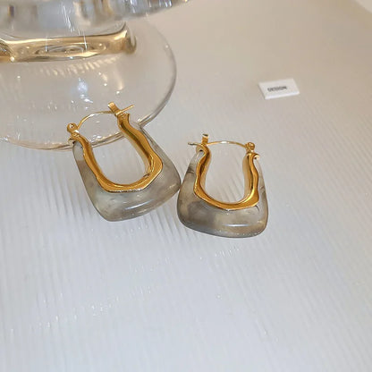 Chic Vintage U-Shaped Brown Resin Hoop Earrings for Women - Retro Gold Plated Fashion Jewelry Perfect for Any Occasion
