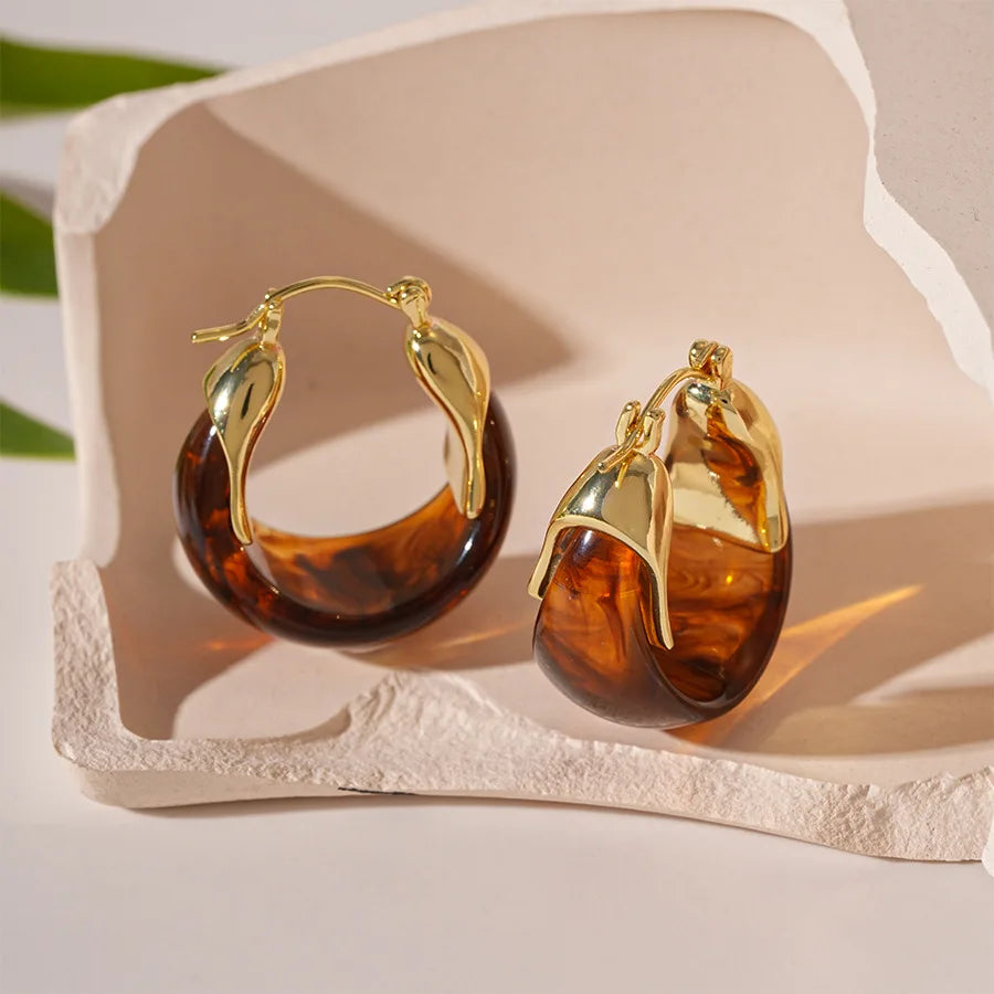 Chic Vintage U-Shaped Brown Resin Hoop Earrings for Women - Retro Gold Plated Fashion Jewelry Perfect for Any Occasion