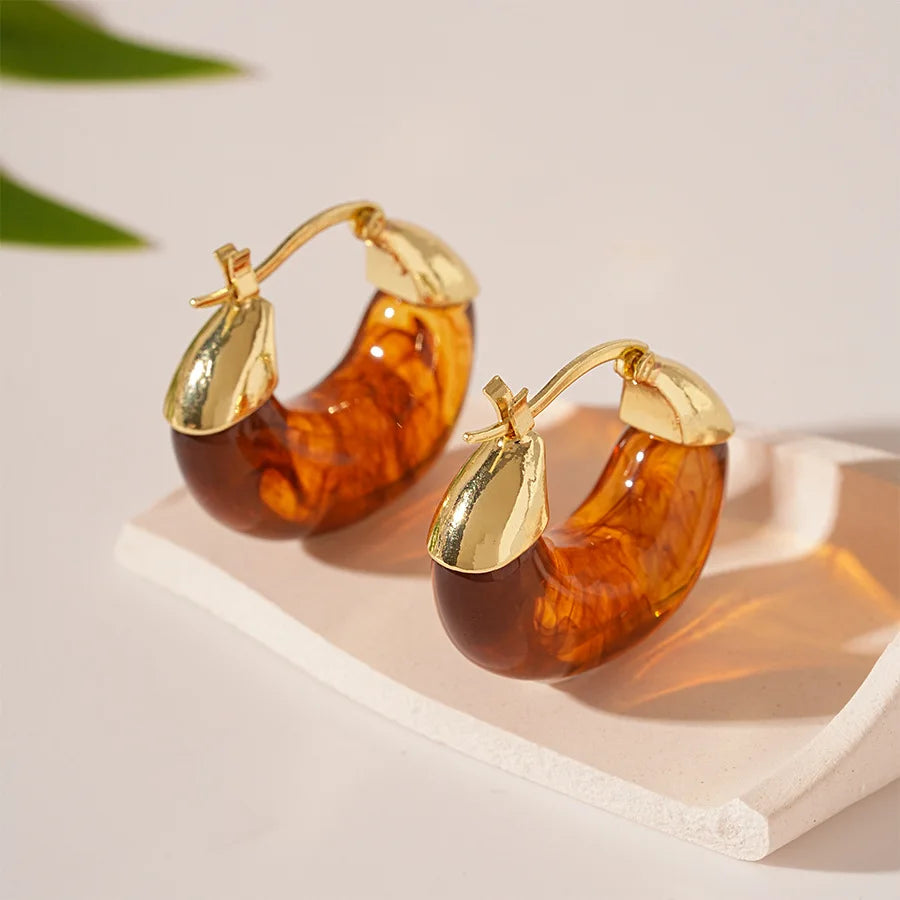 Chic Vintage U-Shaped Brown Resin Hoop Earrings for Women - Retro Gold Plated Fashion Jewelry Perfect for Any Occasion