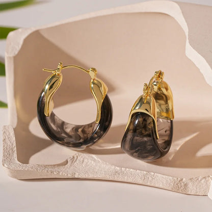 Chic Vintage U-Shaped Brown Resin Hoop Earrings for Women - Retro Gold Plated Fashion Jewelry Perfect for Any Occasion