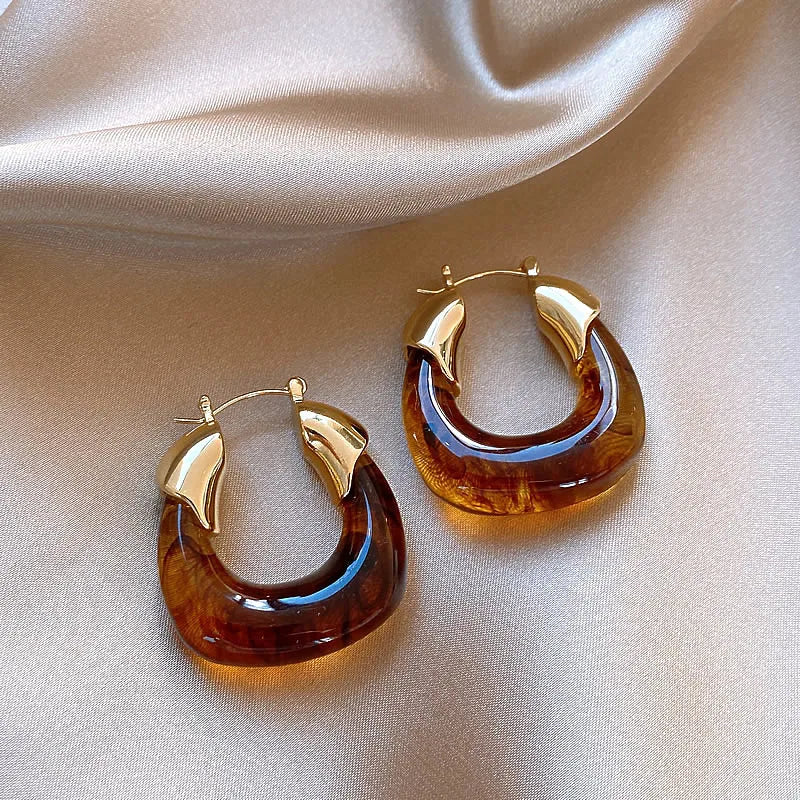 Chic Vintage U-Shaped Brown Resin Hoop Earrings for Women - Retro Gold Plated Fashion Jewelry Perfect for Any Occasion