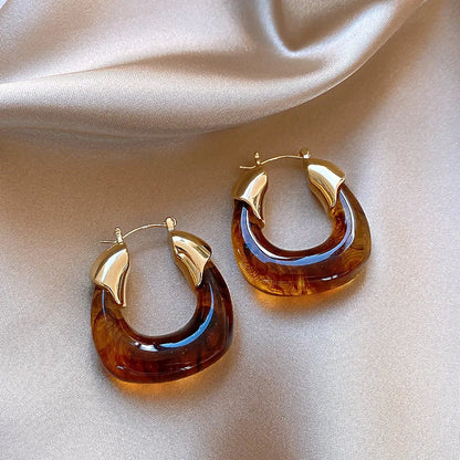 Chic Vintage U-Shaped Brown Resin Hoop Earrings for Women - Retro Gold Plated Fashion Jewelry Perfect for Any Occasion