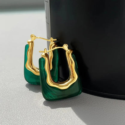 Chic Vintage U-Shaped Brown Resin Hoop Earrings for Women - Retro Gold Plated Fashion Jewelry Perfect for Any Occasion