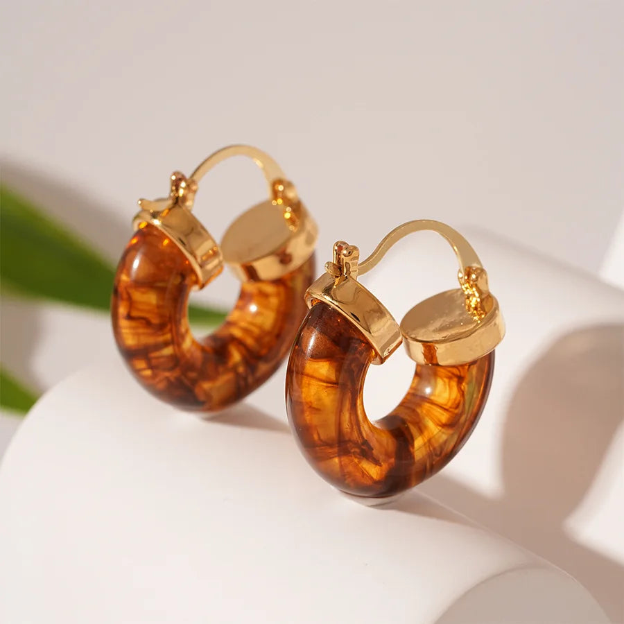 Chic Vintage U-Shaped Brown Resin Hoop Earrings for Women - Retro Gold Plated Fashion Jewelry Perfect for Any Occasion