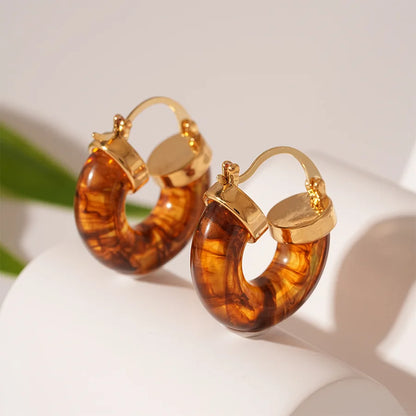 Chic Vintage U-Shaped Brown Resin Hoop Earrings for Women - Retro Gold Plated Fashion Jewelry Perfect for Any Occasion